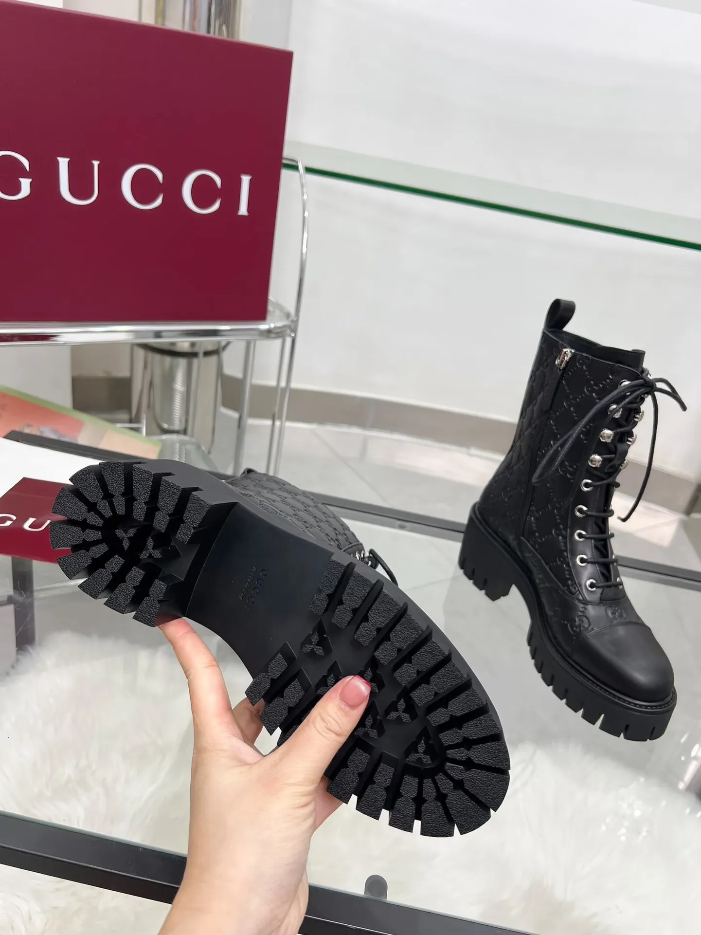 👟👟Ex-factory price 660👟👟 New version of Gucci GUCCI hot sale✅Ankle boots 🎉Very easy to match👍Specially showing retro British style, advanced 3D printing, front Gucci buckle decoration💎LOGO✅ Fabric: imported cowhide🐂 Inner/foot pads: cow lining Color: black green Size: 35-42 {2 heads need to be customized} Heel height: 5cm TPU outsole Packing: Comes with card and cloth bag.